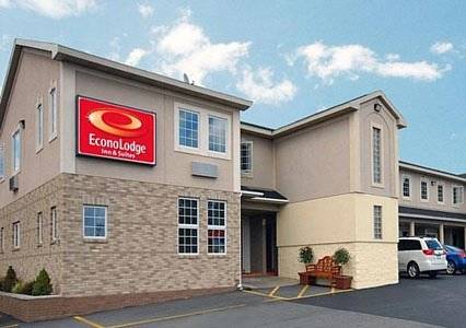 Econo Lodge & Suites Airport North Syracuse