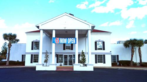 Motel 6 Brunswick Hotel  Motels